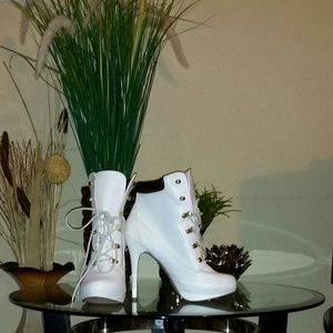 Used White FHR Ankle boot heels